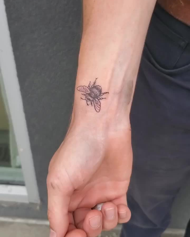 Bee Tattoo โ Clay Walker Bee Tattoo โ Clay Walker
